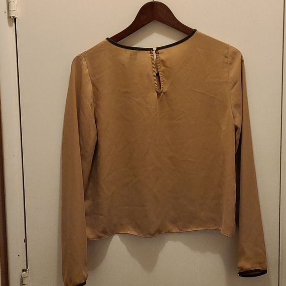 🌟🥂Forever 21 M Keyholes tan black trim long sleeve - Picture 2 of 15